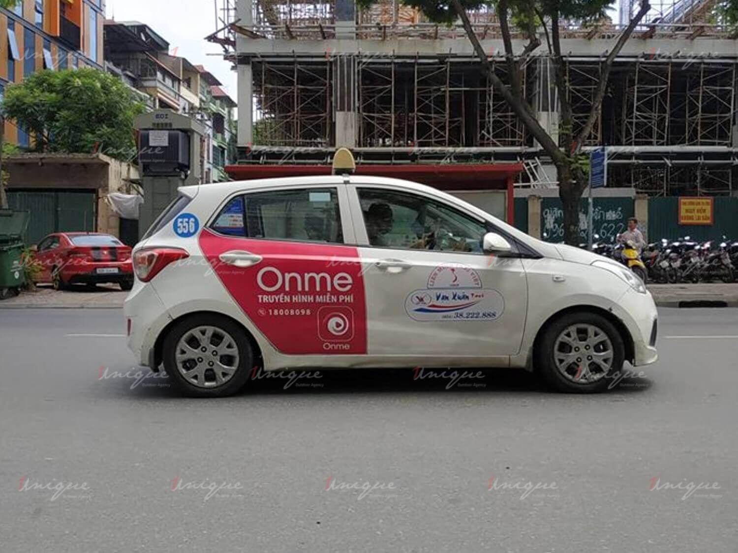 Quảng cáo trên taxi Vạn Xuân