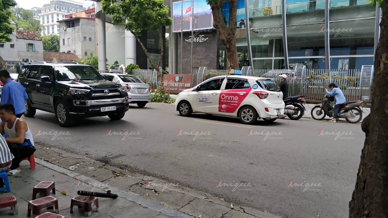 Quảng cáo trên taxi Vạn Xuân