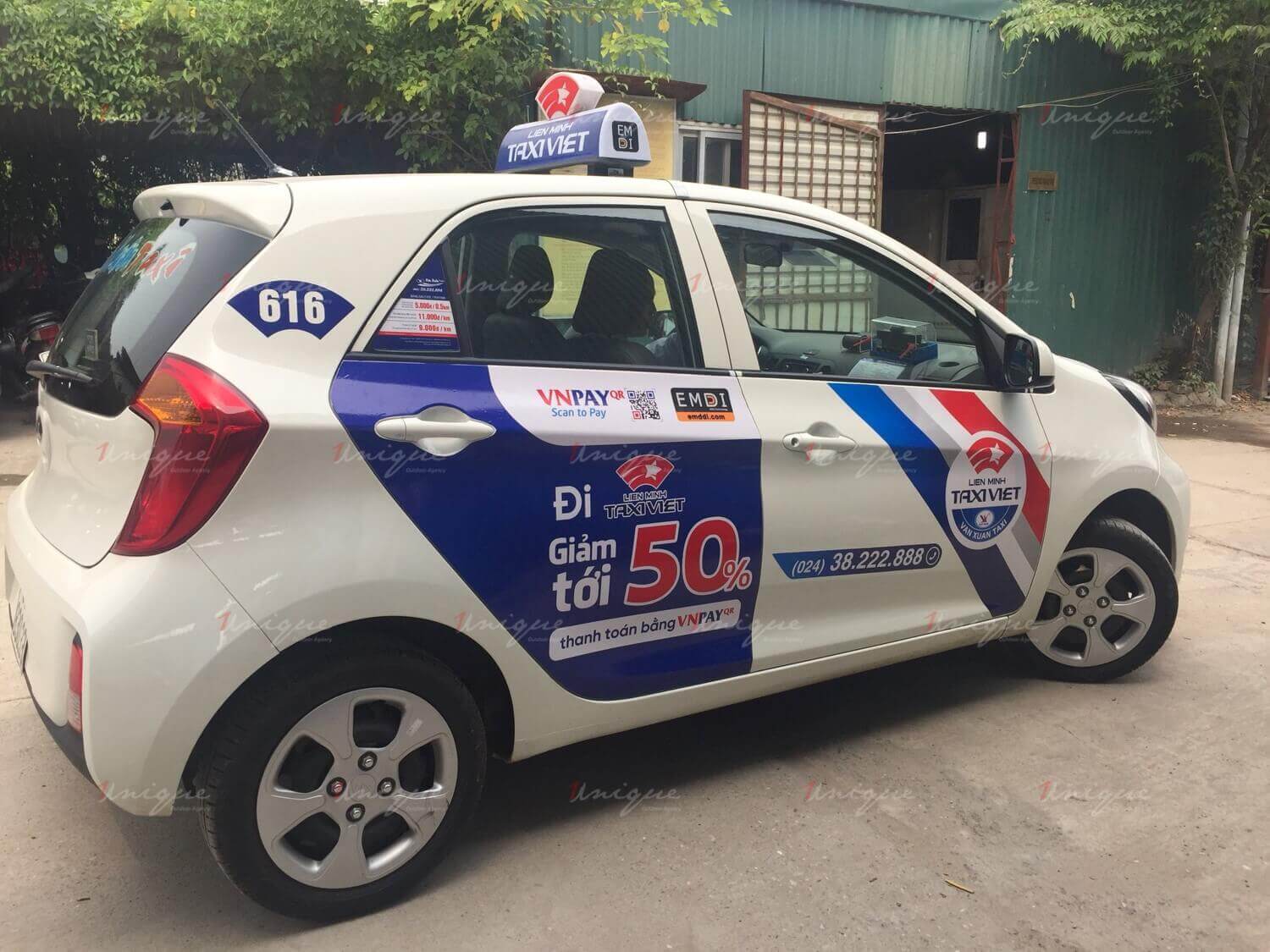 Quảng cáo trên taxi Vạn Xuân