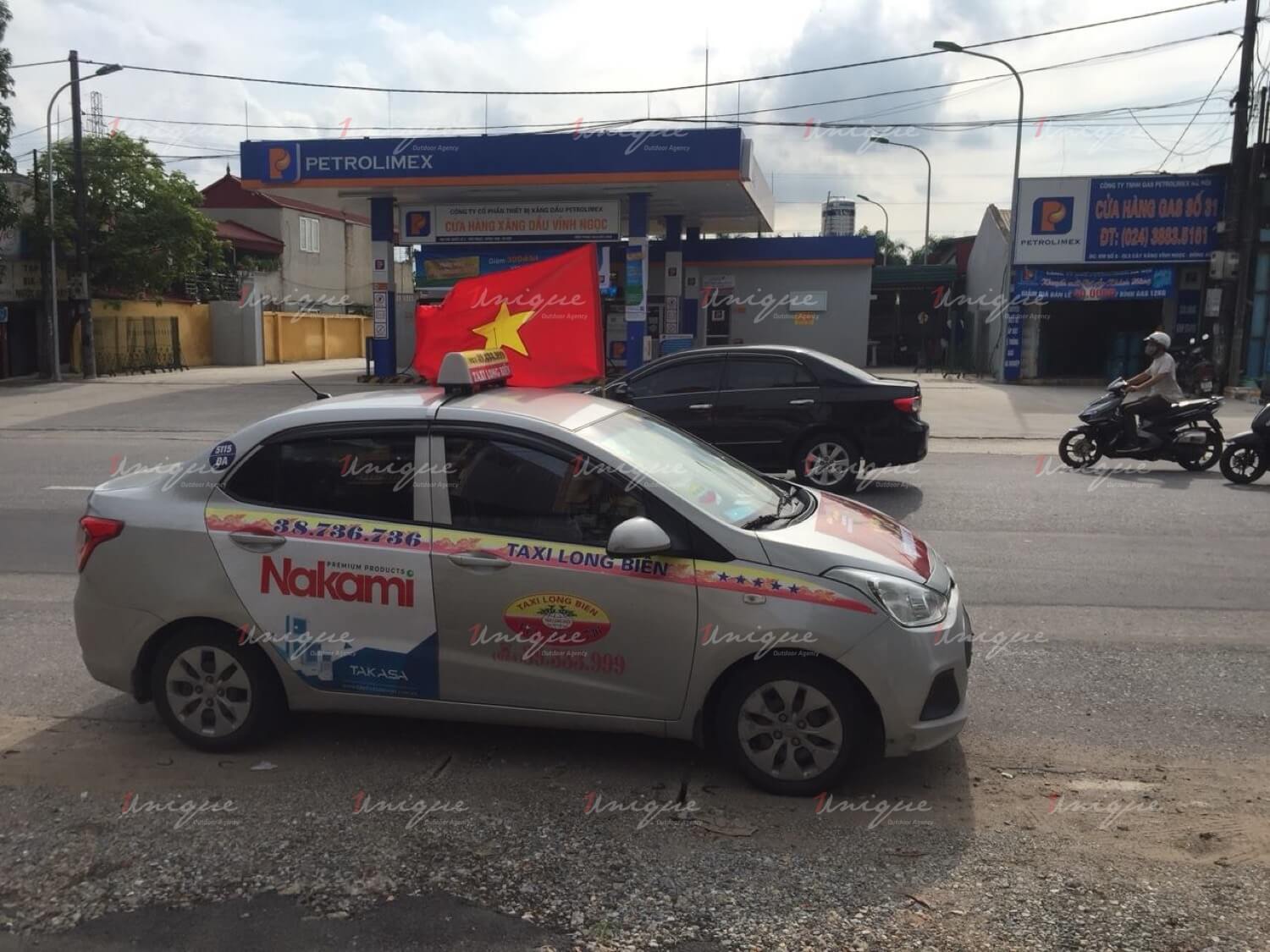 Quảng cáo trên taxi Long Biên